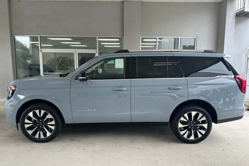 2025 Ford Expedition Platinum photo 1