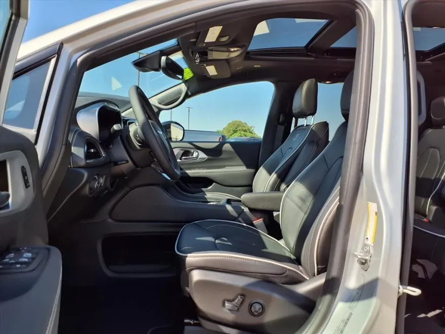 2026 Chrysler Pacifica Limited photo 1