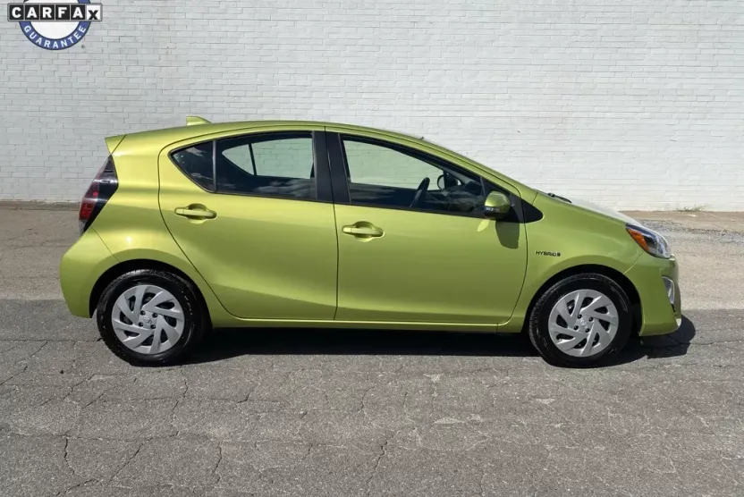 2016 Toyota Prius C One photo 1