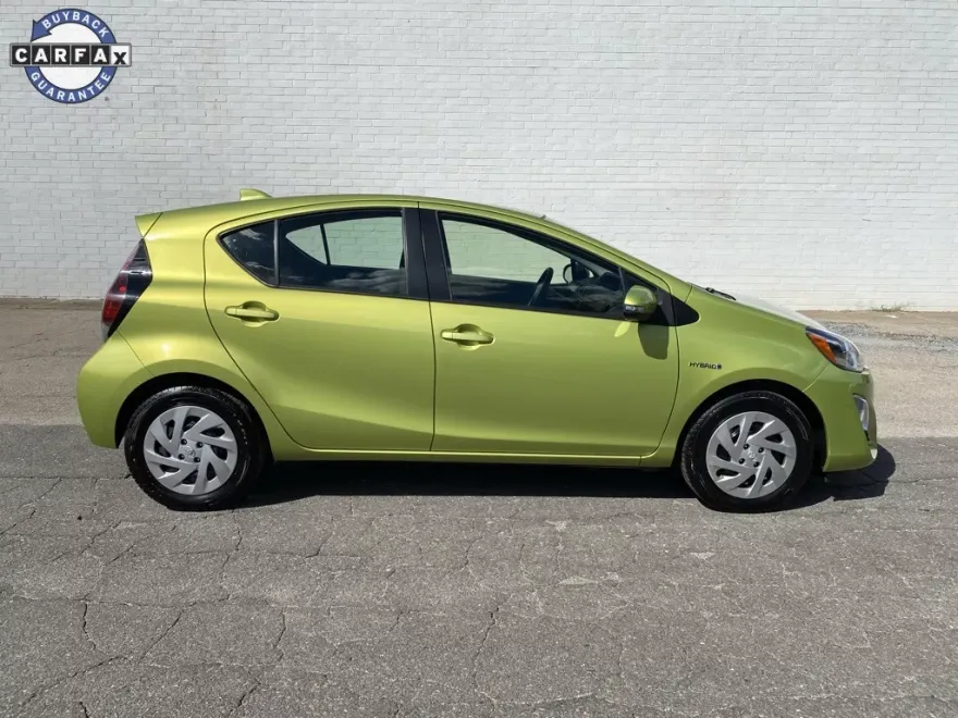 2016 Toyota Prius C One photo 1