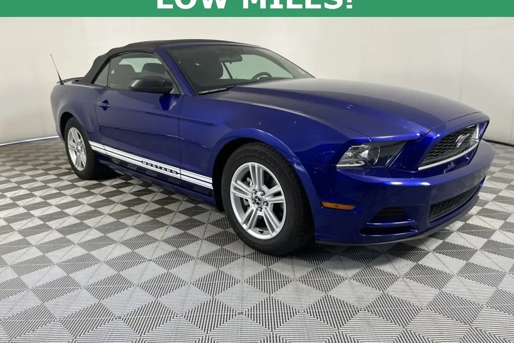 2013 Ford Mustang V6 Convertible photo 1