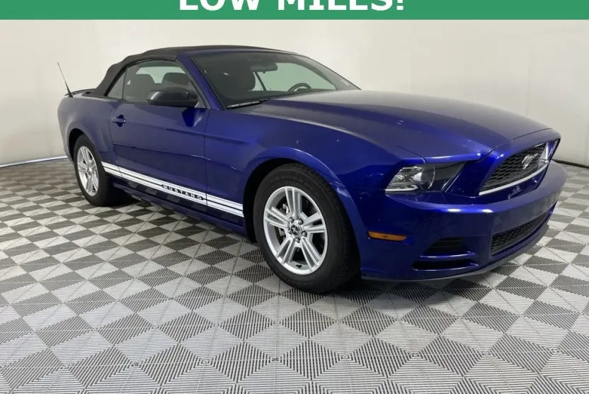 2013 Ford Mustang V6 Convertible photo 1