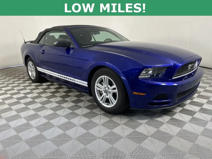 2013 Ford Mustang V6 Convertible photo 1
