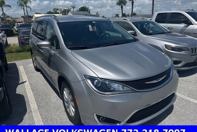 2018 Chrysler Pacifica Touring L photo 1