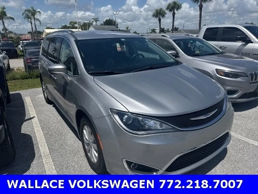 2018 Chrysler Pacifica Touring L photo 1