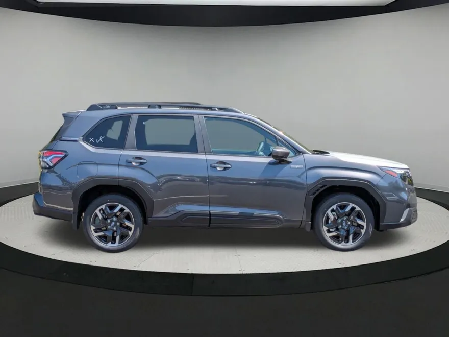 2025 Subaru Forester Premium photo 1