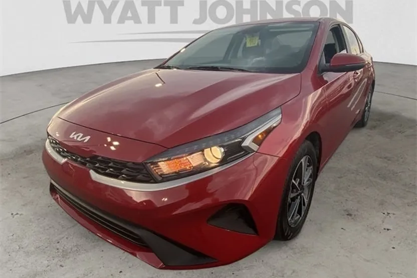2023 Kia Forte LXS photo 1