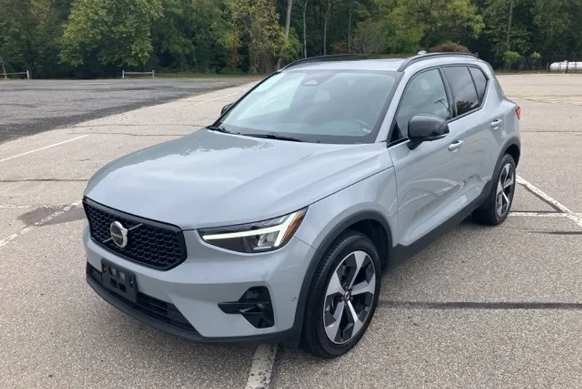 2024 Volvo XC40 Plus photo 1