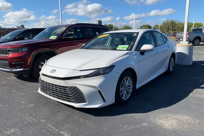 2025 Toyota Camry SE photo 1