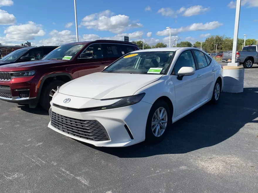 2025 Toyota Camry SE photo 1