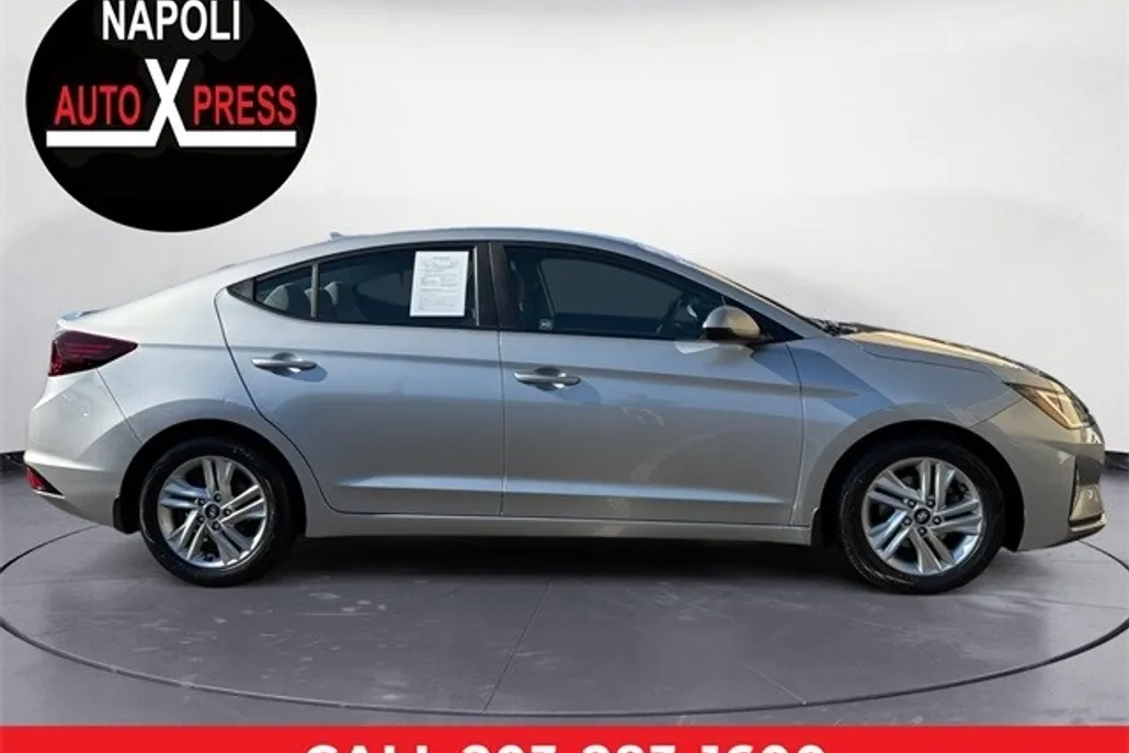 2020 Hyundai Elantra SEL photo 1