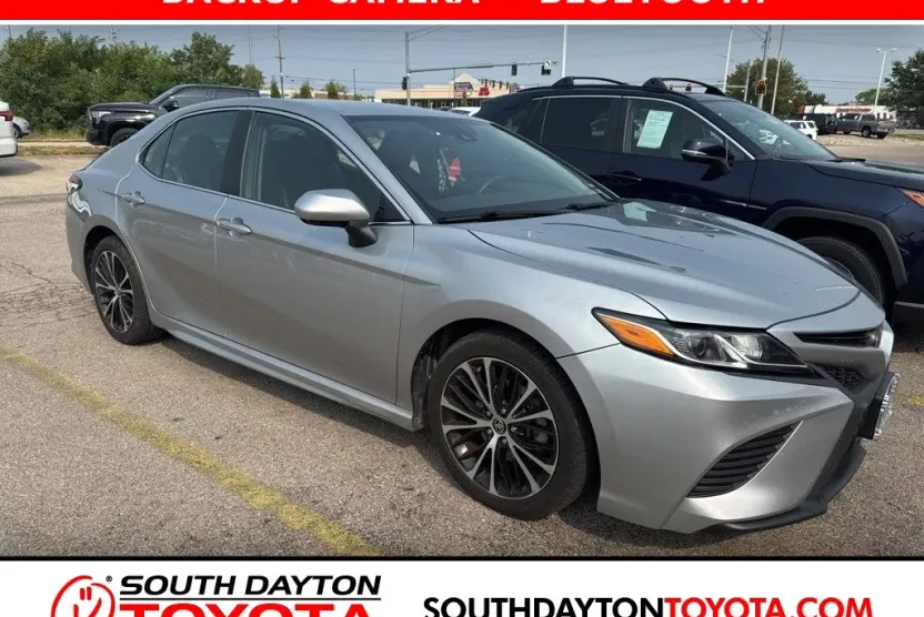 2020 Toyota Camry SE photo 1