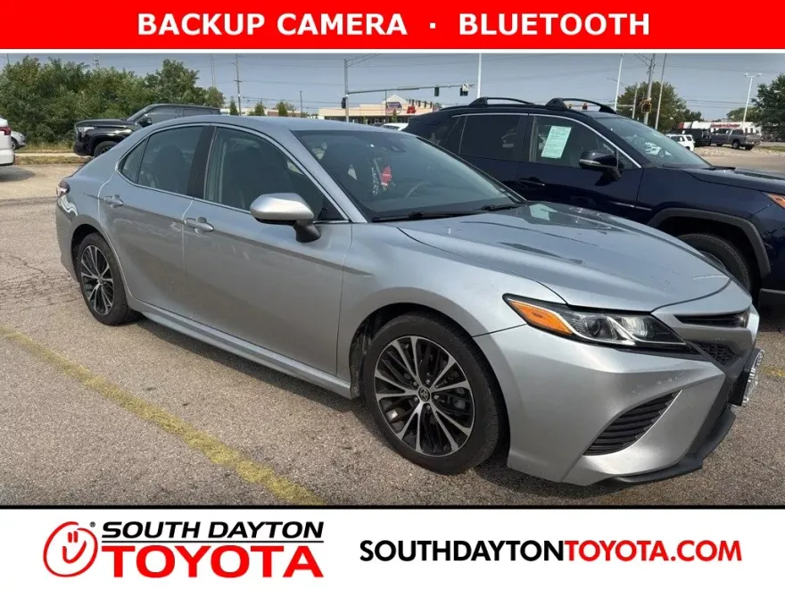 2020 Toyota Camry SE photo 1