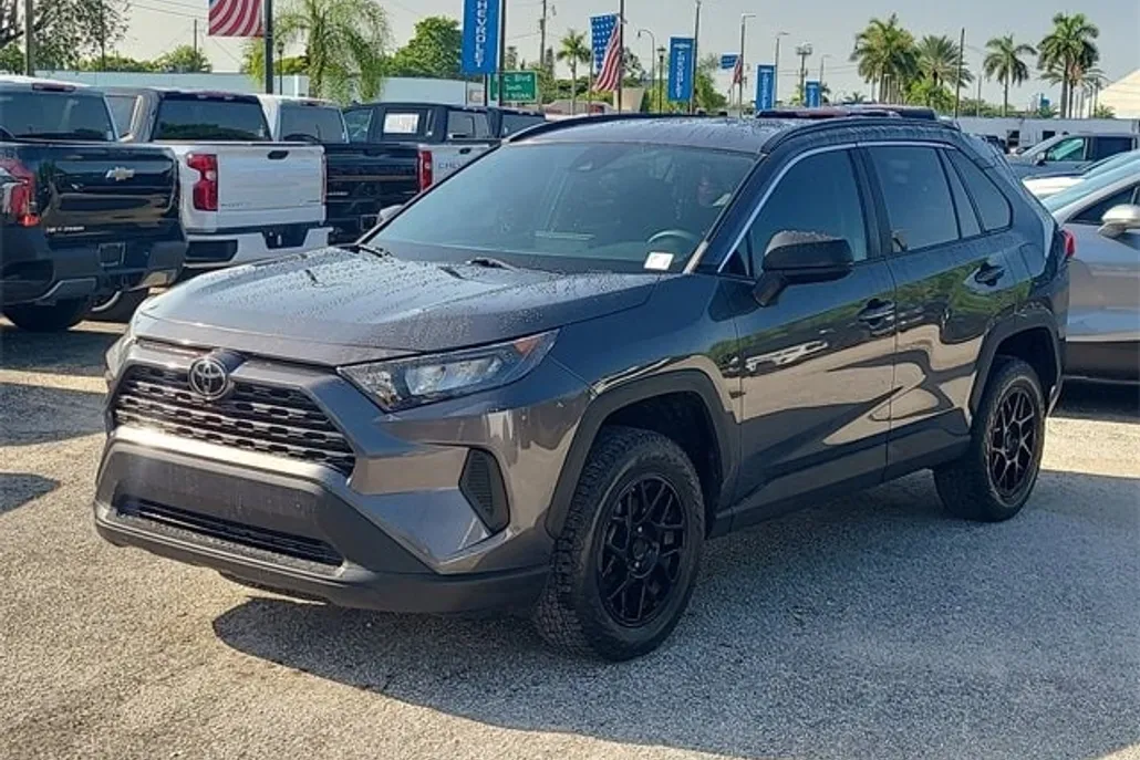 2021 Toyota RAV4 LE photo 1