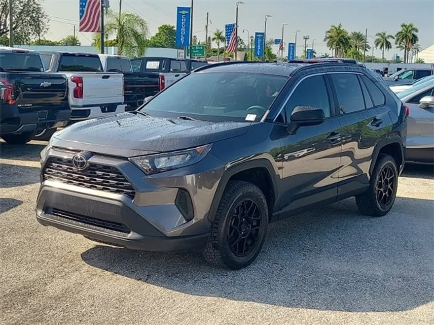 2021 Toyota RAV4 LE photo 1