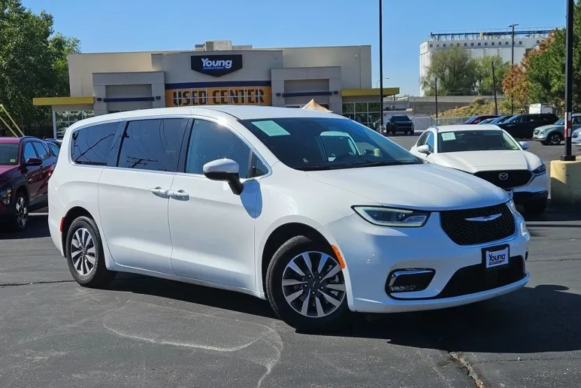 2023 Chrysler Pacifica Hybrid Touring L photo 1