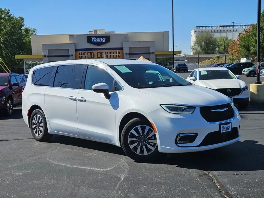 2023 Chrysler Pacifica Hybrid Touring L photo 1