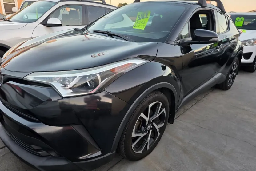 2018 Toyota C-HR XLE photo 1