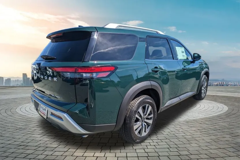 2025 Nissan Pathfinder SL photo 1