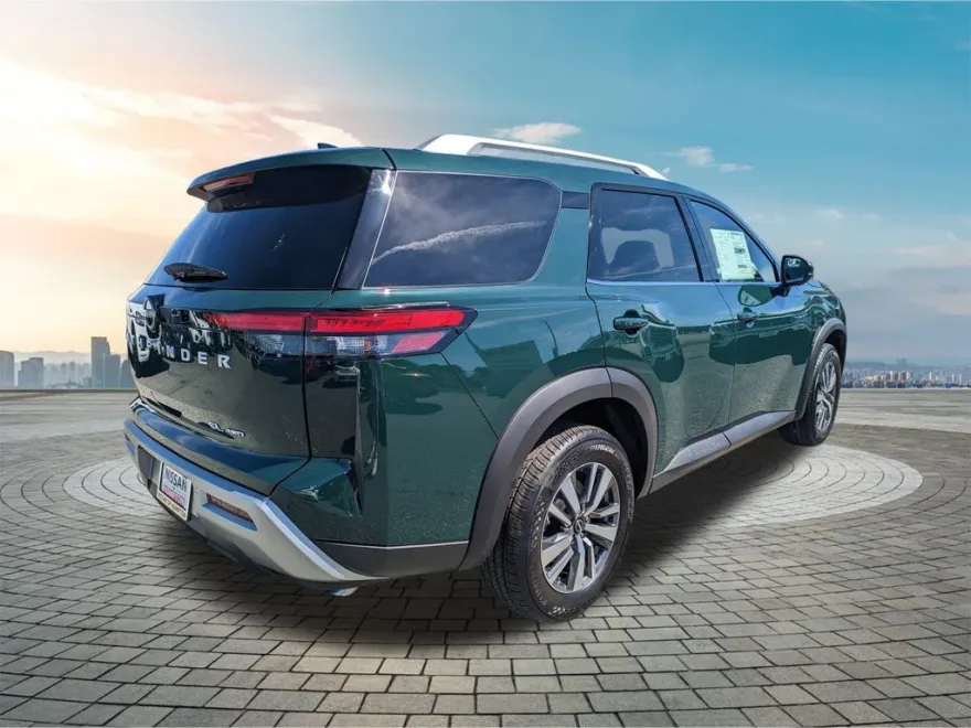 2025 Nissan Pathfinder SL photo 1