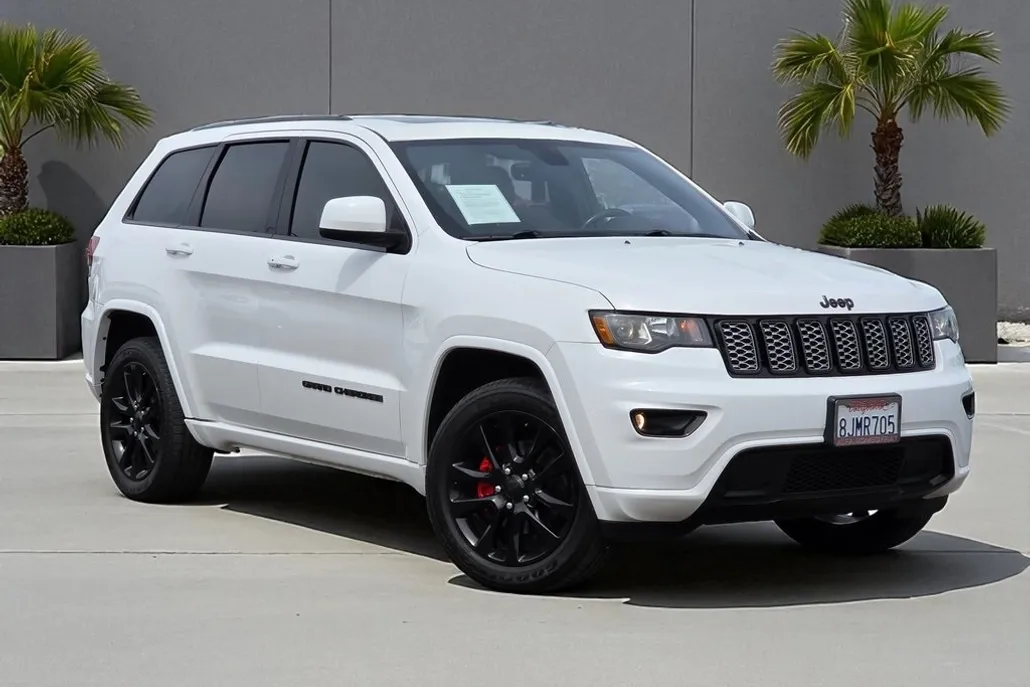 2017 Jeep Grand Cherokee Altitude photo 1