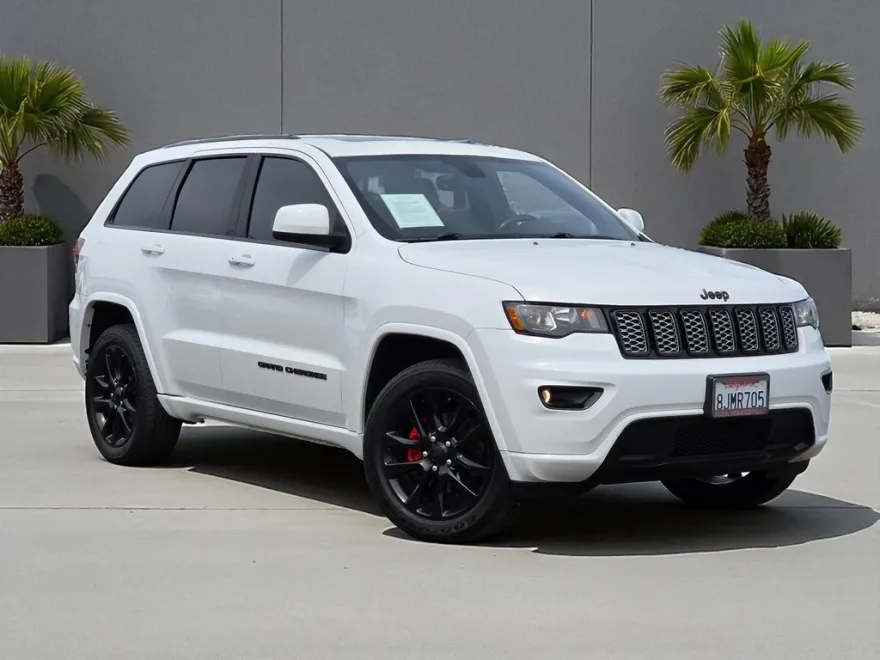 2017 Jeep Grand Cherokee Altitude photo 1