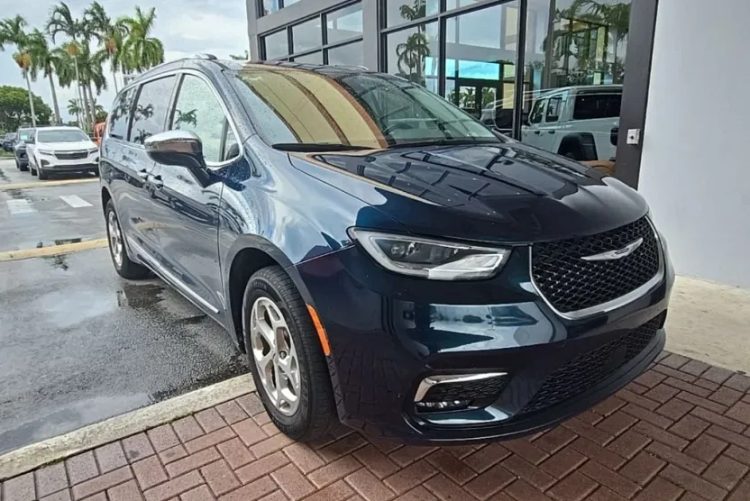 2021 Chrysler Pacifica Limited photo 1
