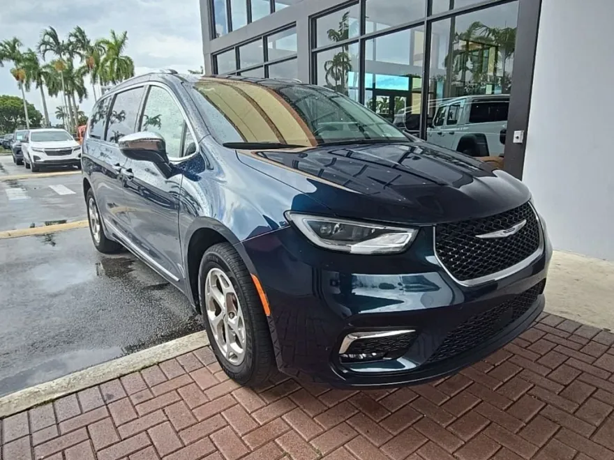 2021 Chrysler Pacifica Limited photo 1