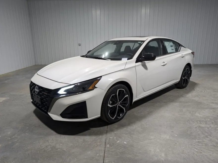 2024 Nissan Altima 2.5 SR photo 1