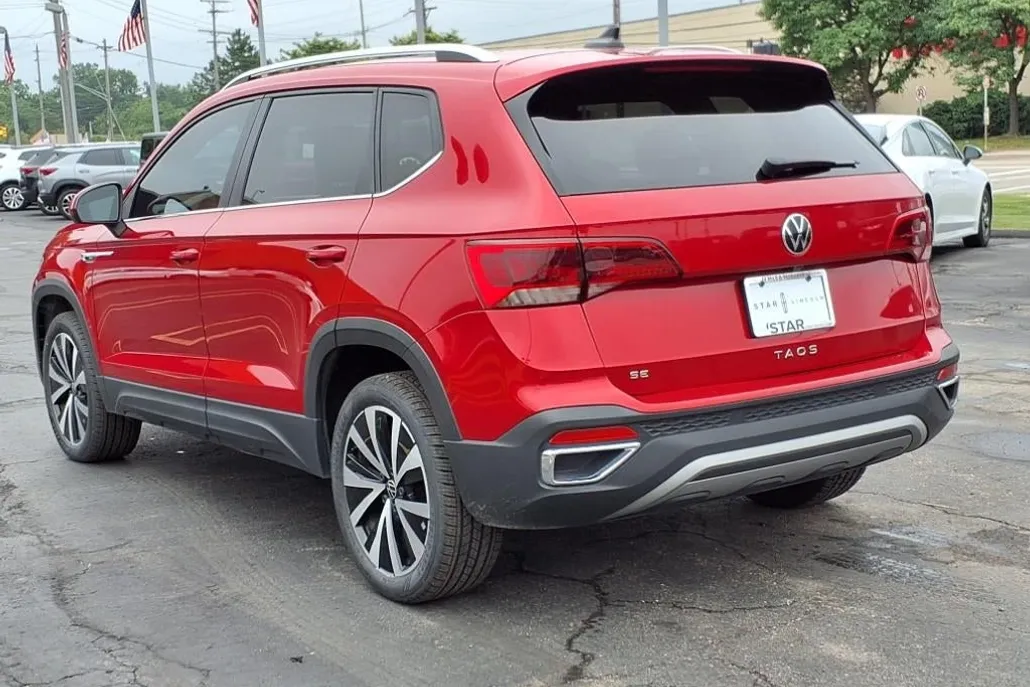 2023 Volkswagen Taos SE photo 1
