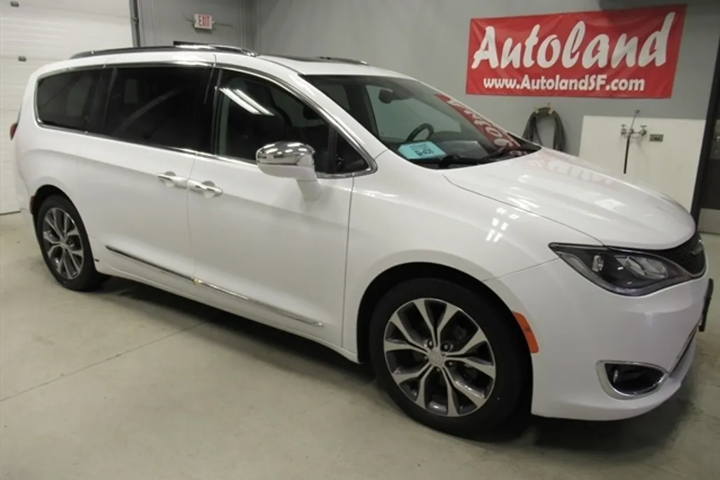 2018 Chrysler Pacifica Limited photo 1