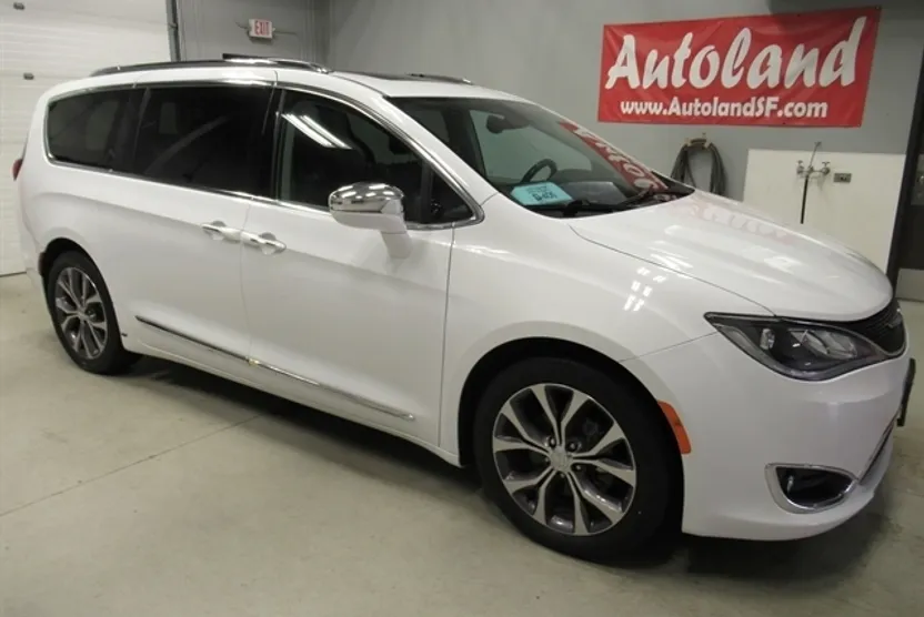 2018 Chrysler Pacifica Limited photo 1