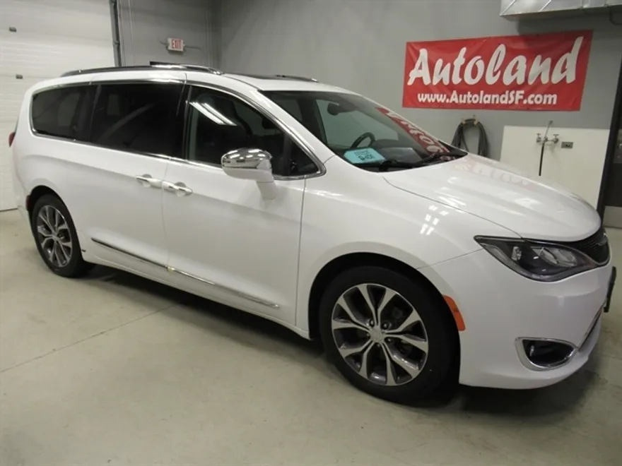 2018 Chrysler Pacifica Limited photo 1