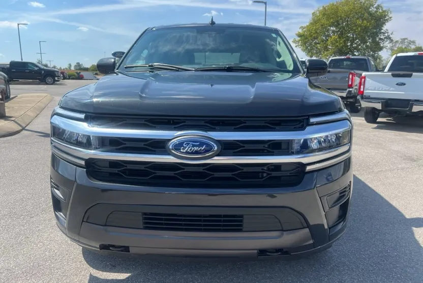 2022 Ford Expedition XLT photo 1