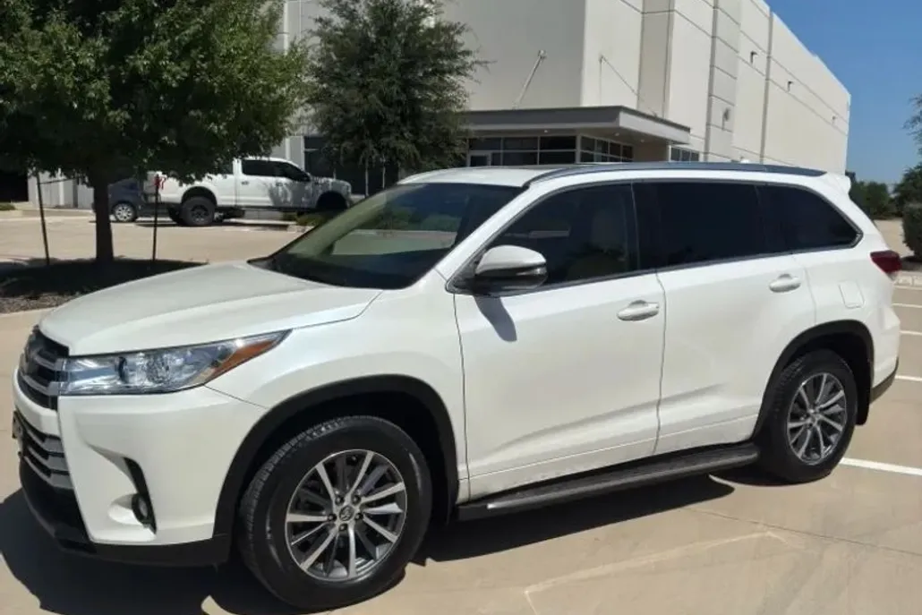 2017 Toyota Highlander SE Sport photo 1
