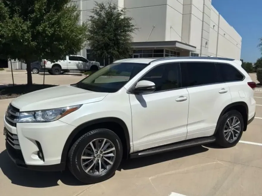 2017 Toyota Highlander SE Sport photo 1
