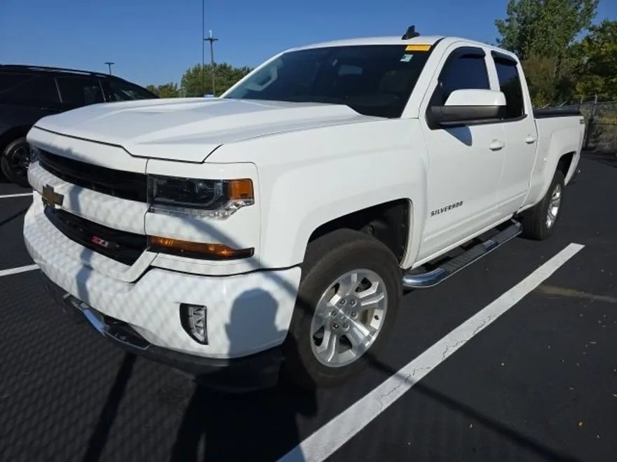 2017 Chevrolet Silverado 1500 LT photo 1