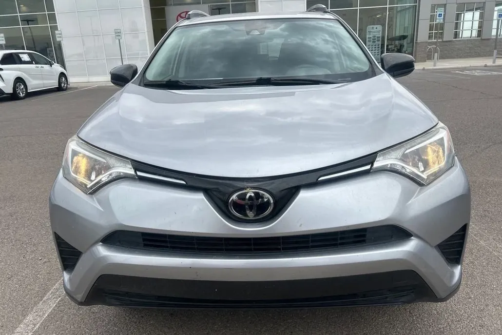 2018 Toyota RAV4 LE photo 1