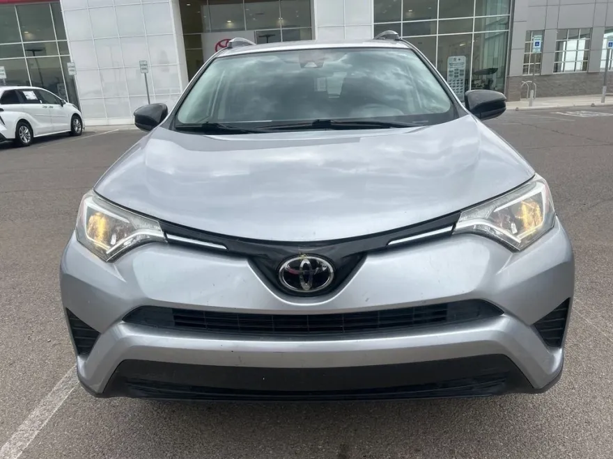 2018 Toyota RAV4 LE photo 1