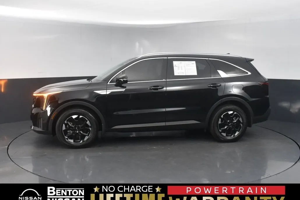 2025 Kia Sorento S photo 1