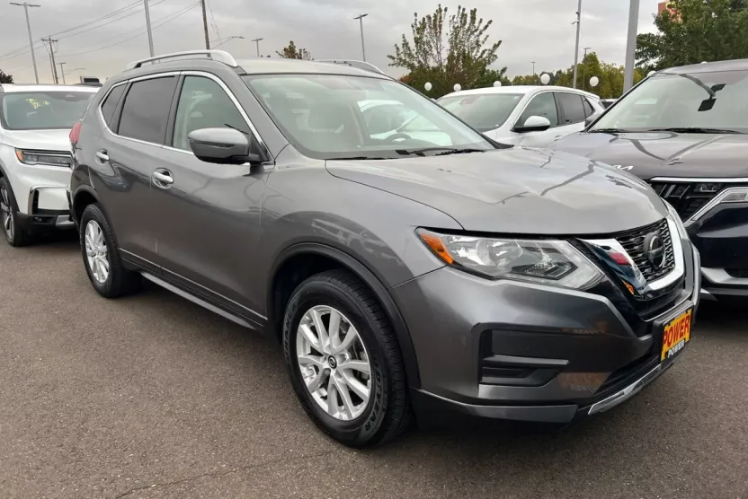 2018 Nissan Rogue SV photo 1