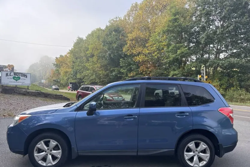 2015 Subaru Forester 2.5i Premium photo 1