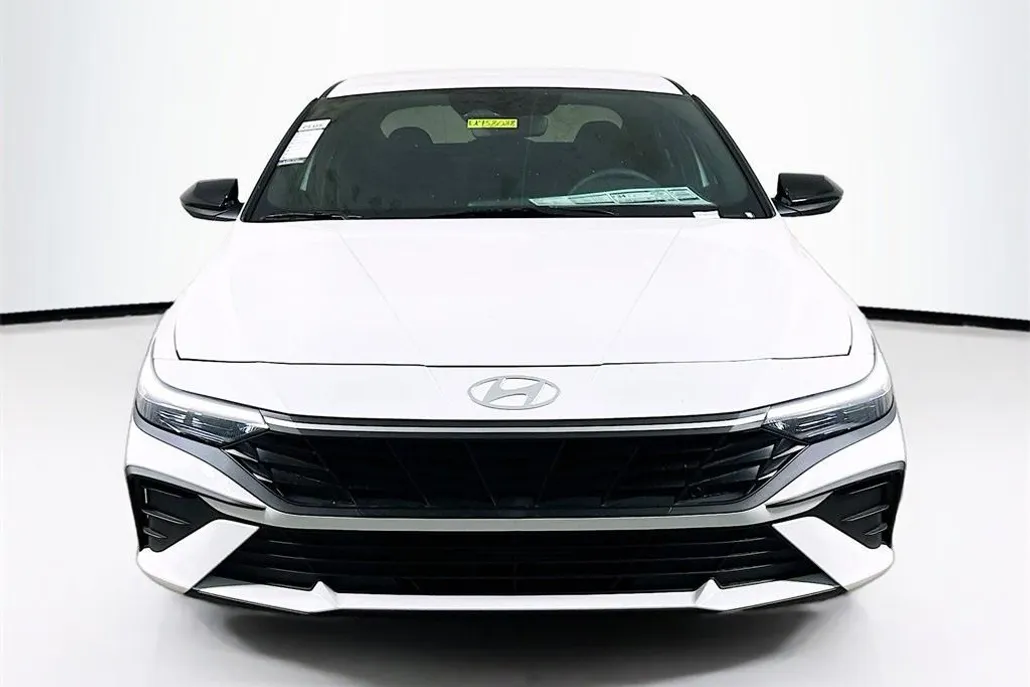 2025 Hyundai Elantra SEL Sport photo 1