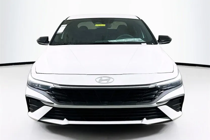 2025 Hyundai Elantra SEL Sport photo 1