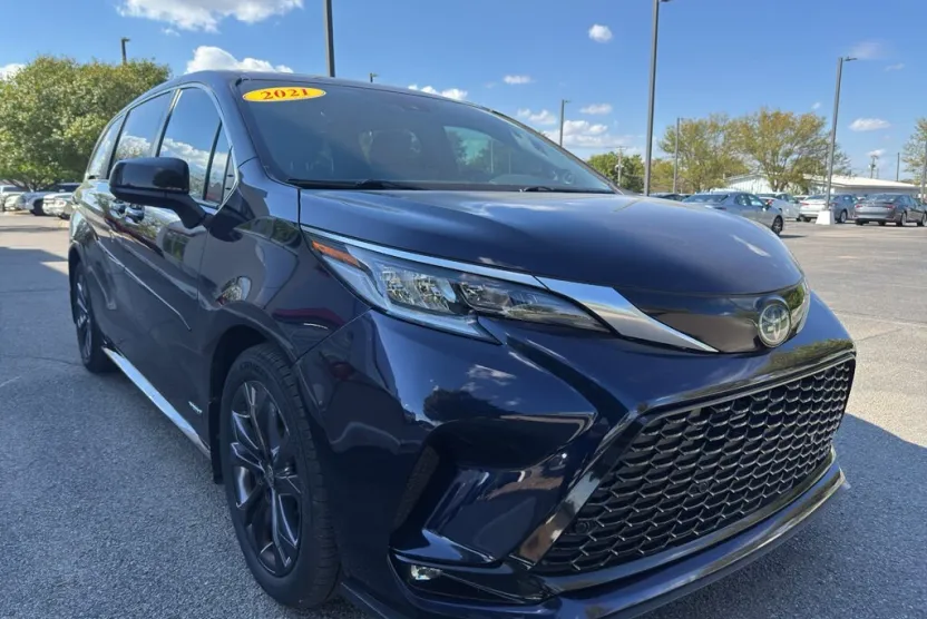 2021 Toyota Sienna XSE photo 1