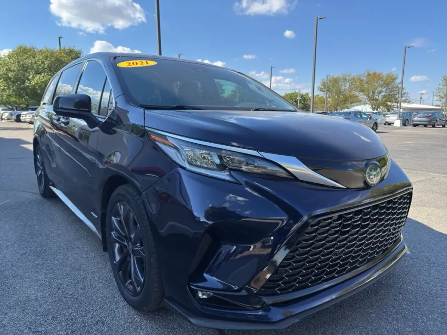 2021 Toyota Sienna XSE photo 1