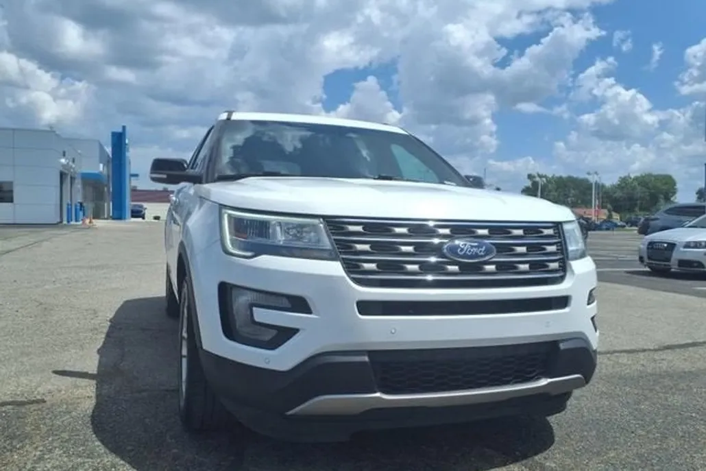 2016 Ford Explorer XLT photo 1