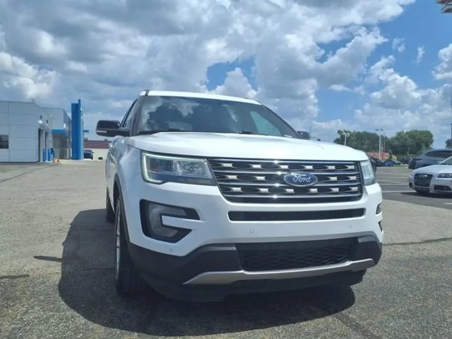 2016 Ford Explorer XLT photo 1