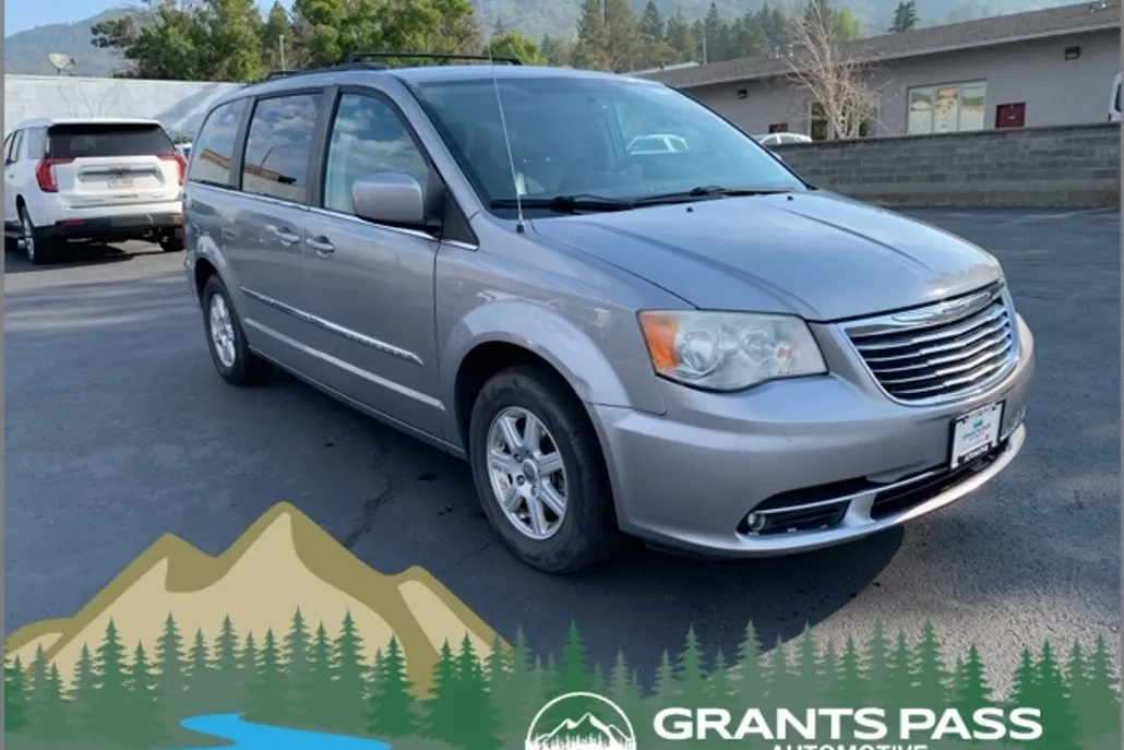 2013 Chrysler Town & Country Touring photo 1