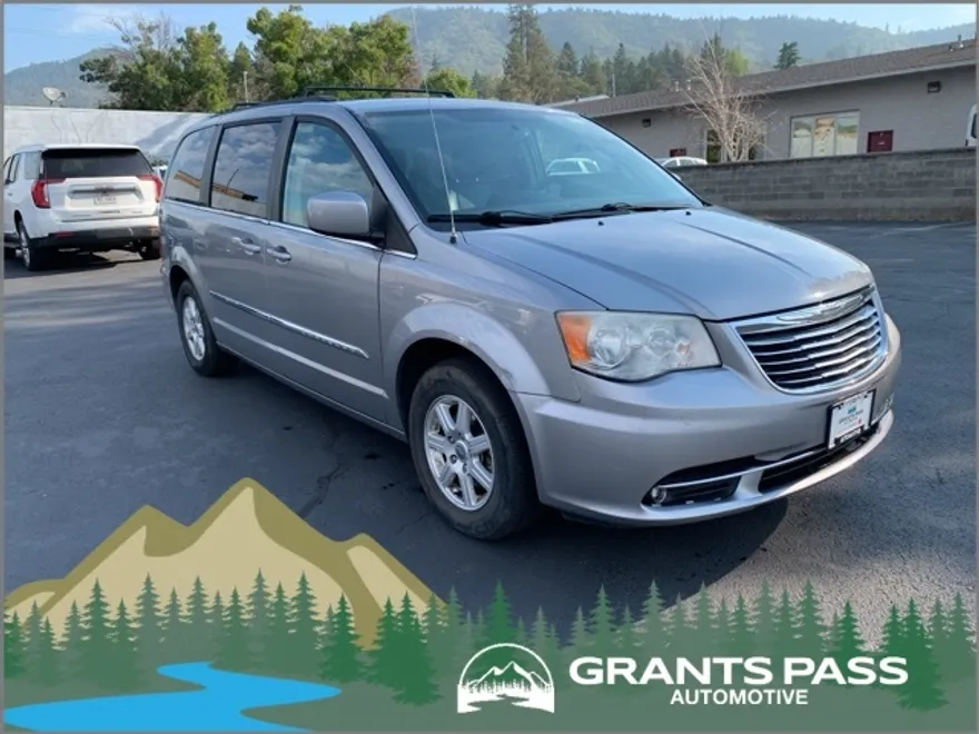 2013 Chrysler Town & Country Touring photo 1